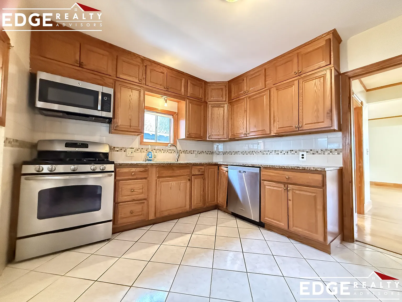 3 bed, 1250 sqft, $3,400 — Photo 2