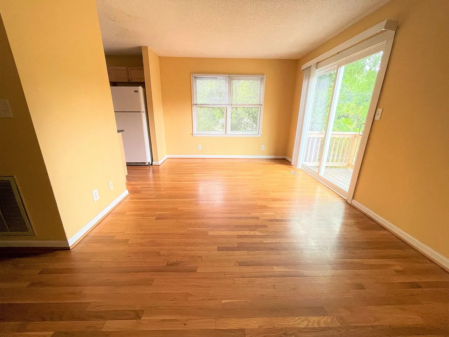Large updated 4br 3.5ba duplex w/ parking & within walking distance to UNC Campus! — Photo 4
