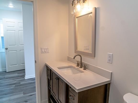 5th image of 107 Highland Ave Floor 3