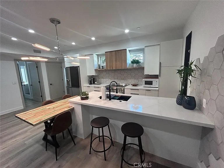 15803 Vose St — Photo 18