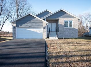 211 Gables Dr SW, Poplar Grove, IL 61065