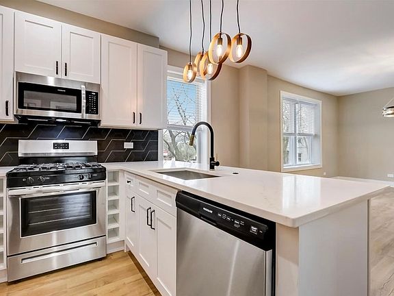 2nd image of 3001 N Sawyer Ave #1ES
