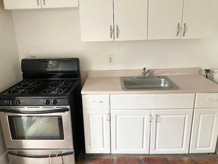 1112 Highland St N #3 — Photo 3