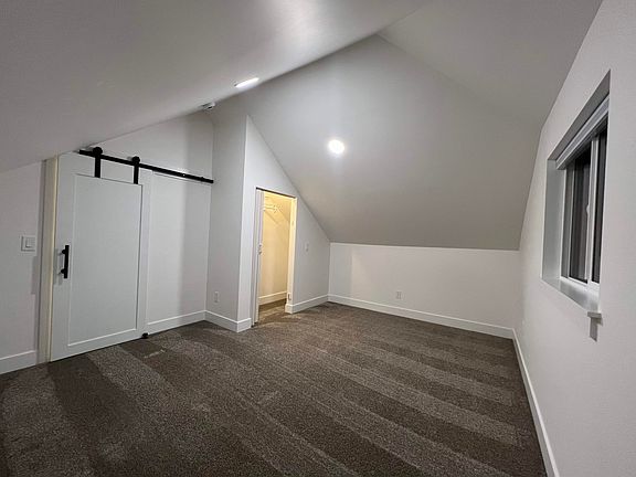 4th image of 324 Pine Ave #C