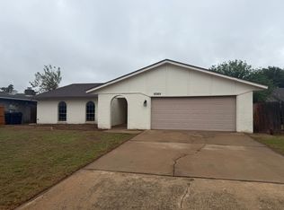 10305 Leicester Dr, Yukon, OK 73099