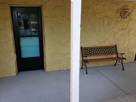 private porch, 2 entrances