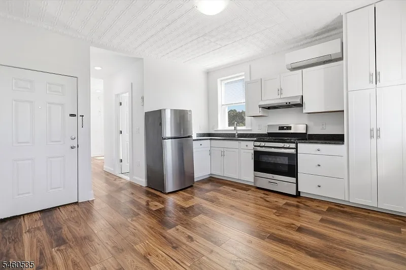 1 bed, 1.0 bath, $2,100 — Photo 2