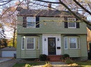 1545 Roslyn Rd, Grosse Pointe Woods, MI 48236