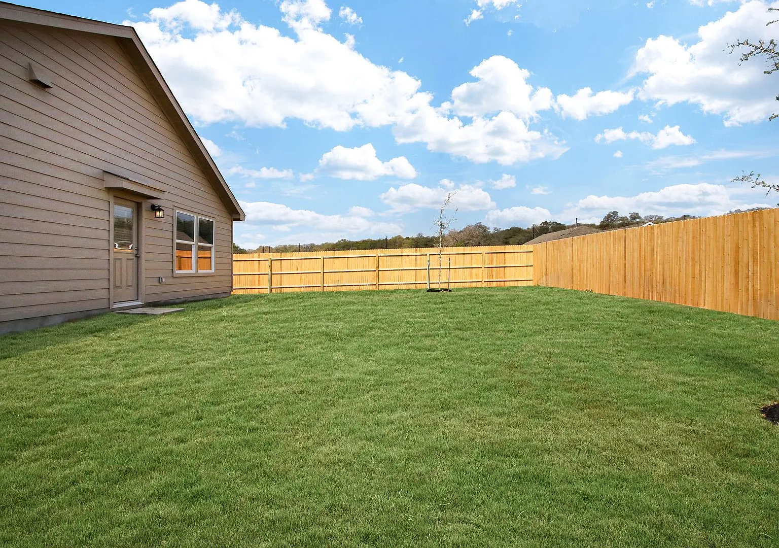 Modern 4-Bedroom Home with Prime Location and Efficient Features — Photo 4