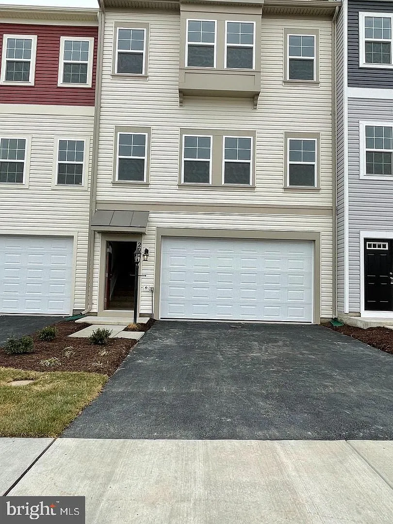 3 bed, 4.0 bath, 2714 sqft, $2,200 — Photo 4