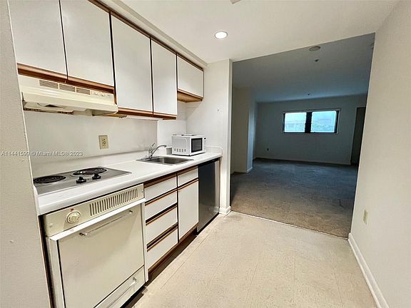 5th image of 5719 Sunset Dr #5719