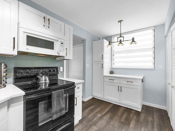 5th image of 116 LAKE EMERALD Drive #101