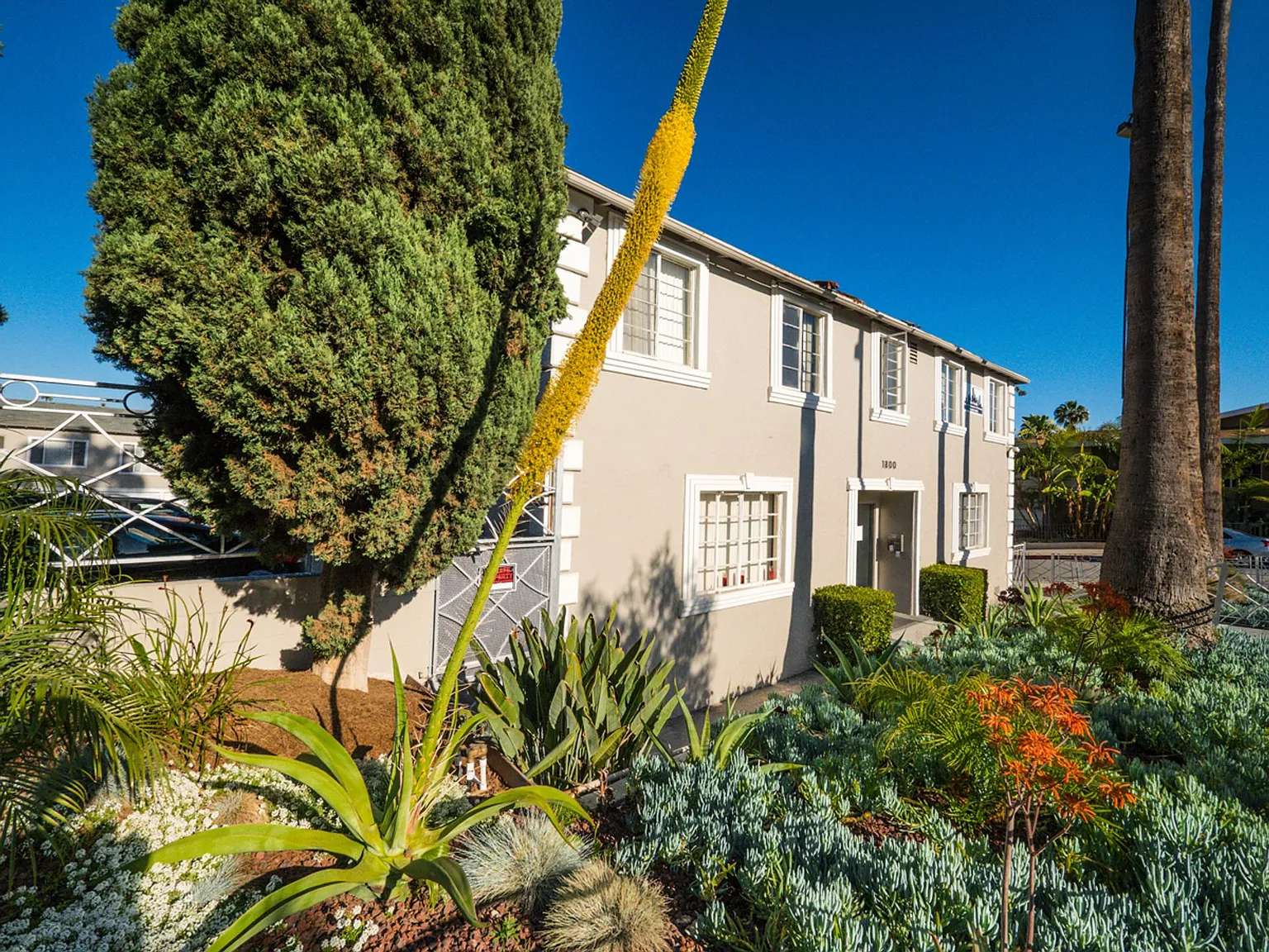 Upper Studio/1BA Hollywood Apartment w/ Utilities Paid, Jacuzzi Tub & Parking! — Photo 1