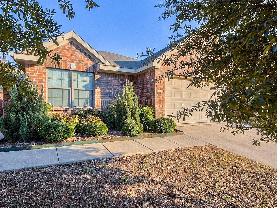 1st image of 425 Twin Knoll Dr