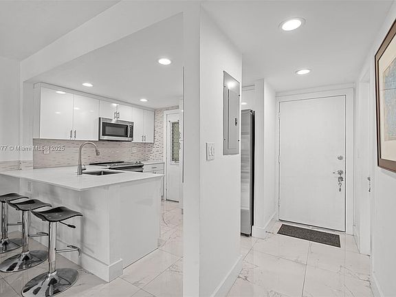 3rd image of 16900 NE 14th Ave APT 203