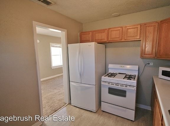 5th image of 912 Davis St