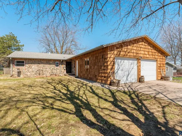 1220 Thresher Dr, Dell Rapids, SD 57022