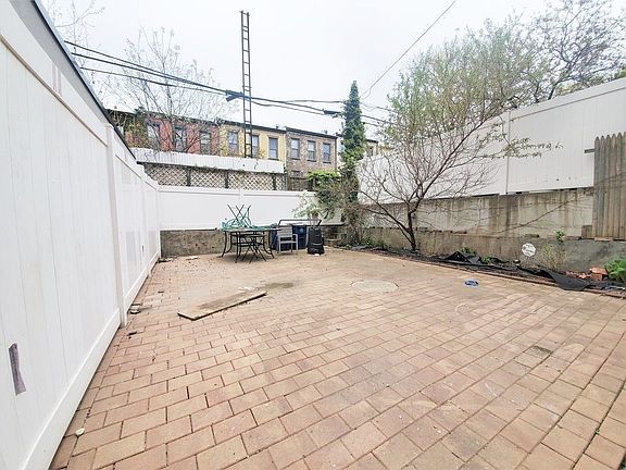 2nd image of 187 18th St #2