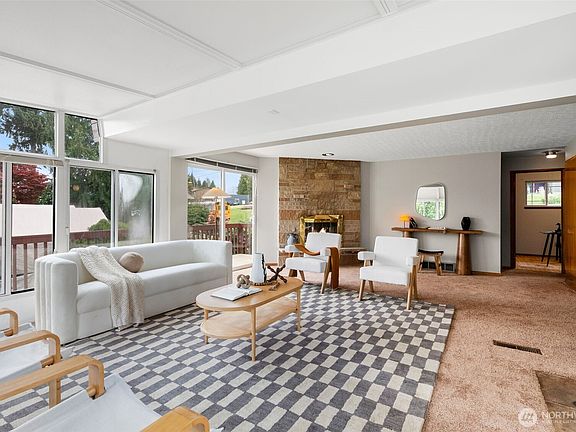 4th image of 2403 185th Avenue E