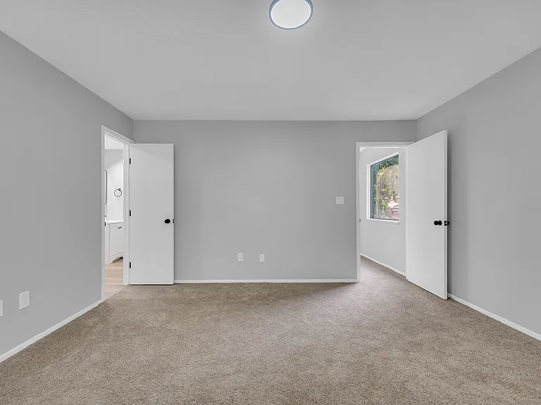 518 Turnberry Ln — Photo 17