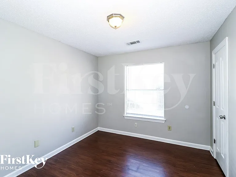 2798 Laura Cir E — Photo 12
