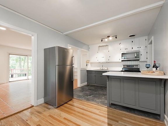 5th image of 1007 Twyckenham Dr