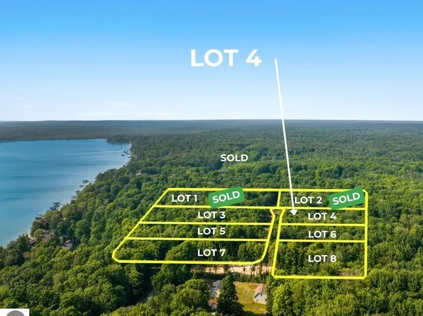 4 Manistee Ridge Dr NE, Kalkaska, MI 49646