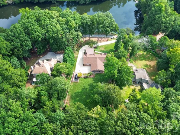 6014 Lake Providence Ln, Charlotte, NC 28277