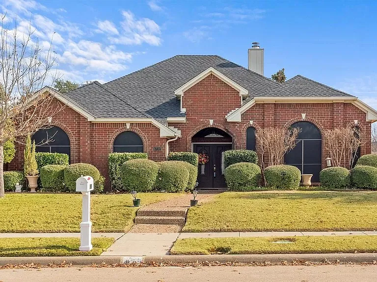6732 Coach House Ln — Photo 1