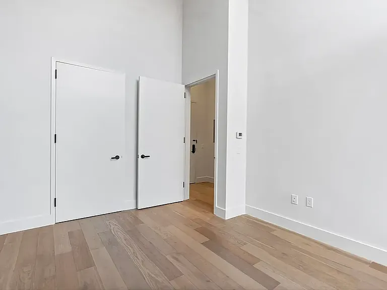 92-27 160th St #300 — Photo 10