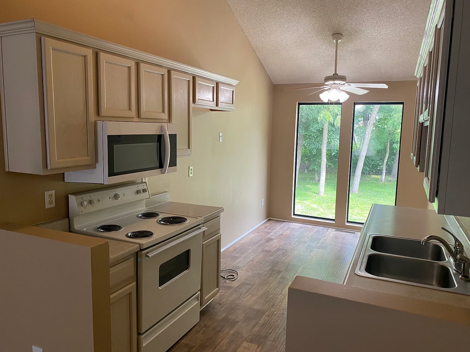 2 bed, 1.5 bath, 1500 sqft, $1,495 — Photo 2
