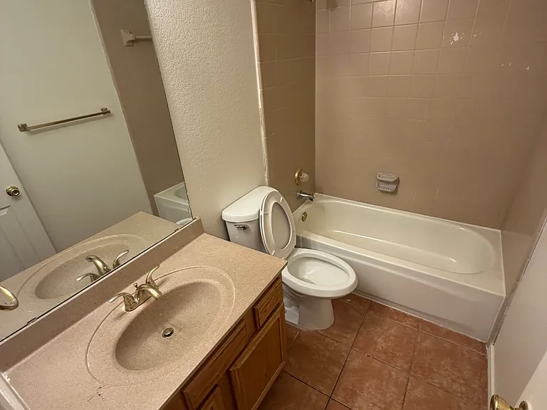 1005 Chelsea Dr — Photo 8