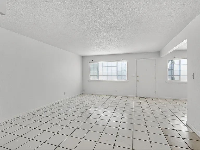 Las Palmas Apartment — Photo 11