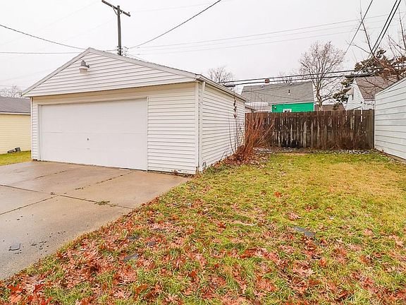 3rd image of 15911 Delrey Ave