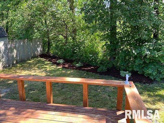 5th image of 692 Woodridge Dr