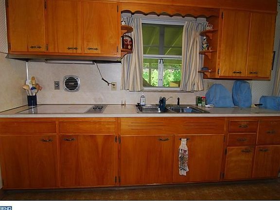 5th image of 42 N Walnut St