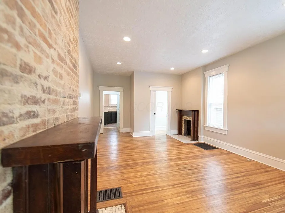 3 bed, 1.5 bath, 2700 sqft, $2,000 — Photo 3