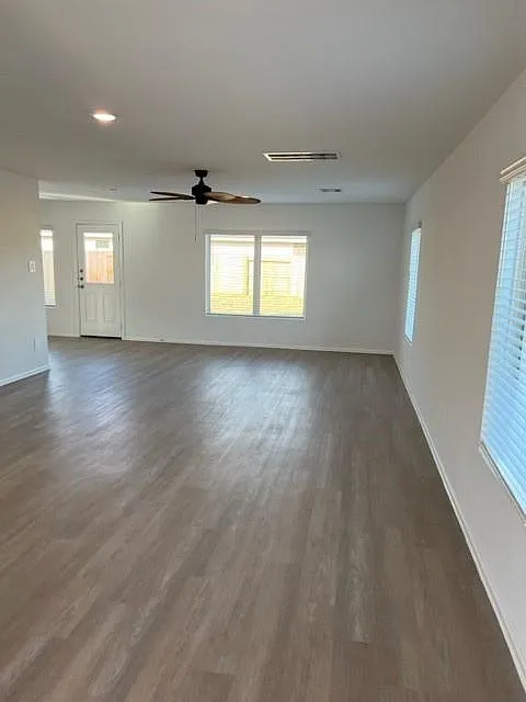 4 bed, 2.5 bath, 2220 sqft, $2,000 — Photo 3