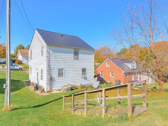 3rd image of 125 Lake St
