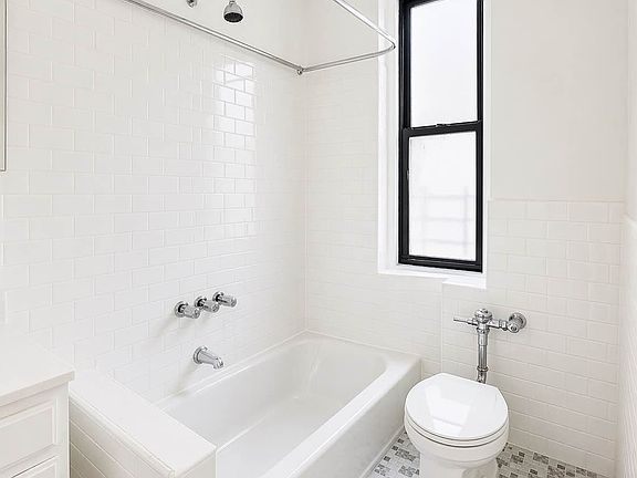 4th image of 655 Pelham Pkwy N APT 4H