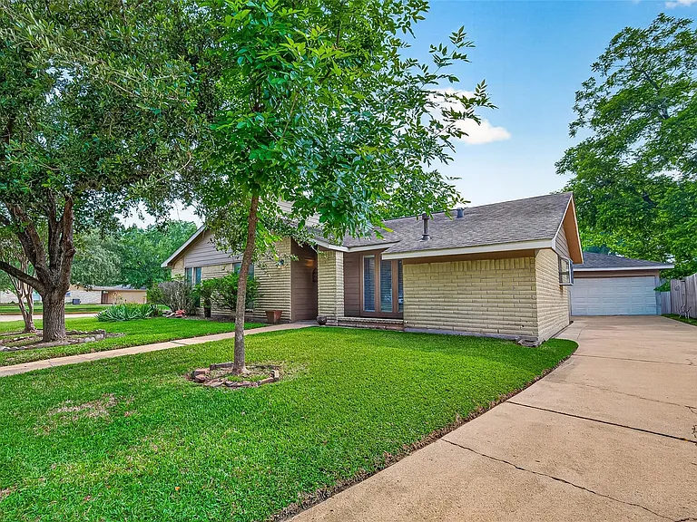 7403 Shady Vale Ln — Photo 2