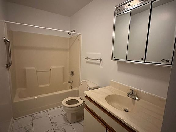 5th image of 5281 Berkshire Ct APT 15