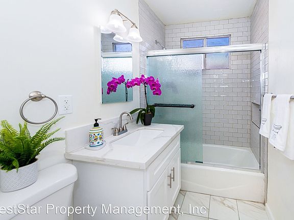 4th image of 2232 S Carmelina Ave #9493368
