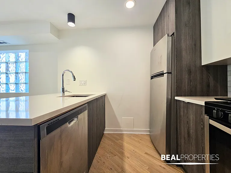 954 W Grace St — Photo 7