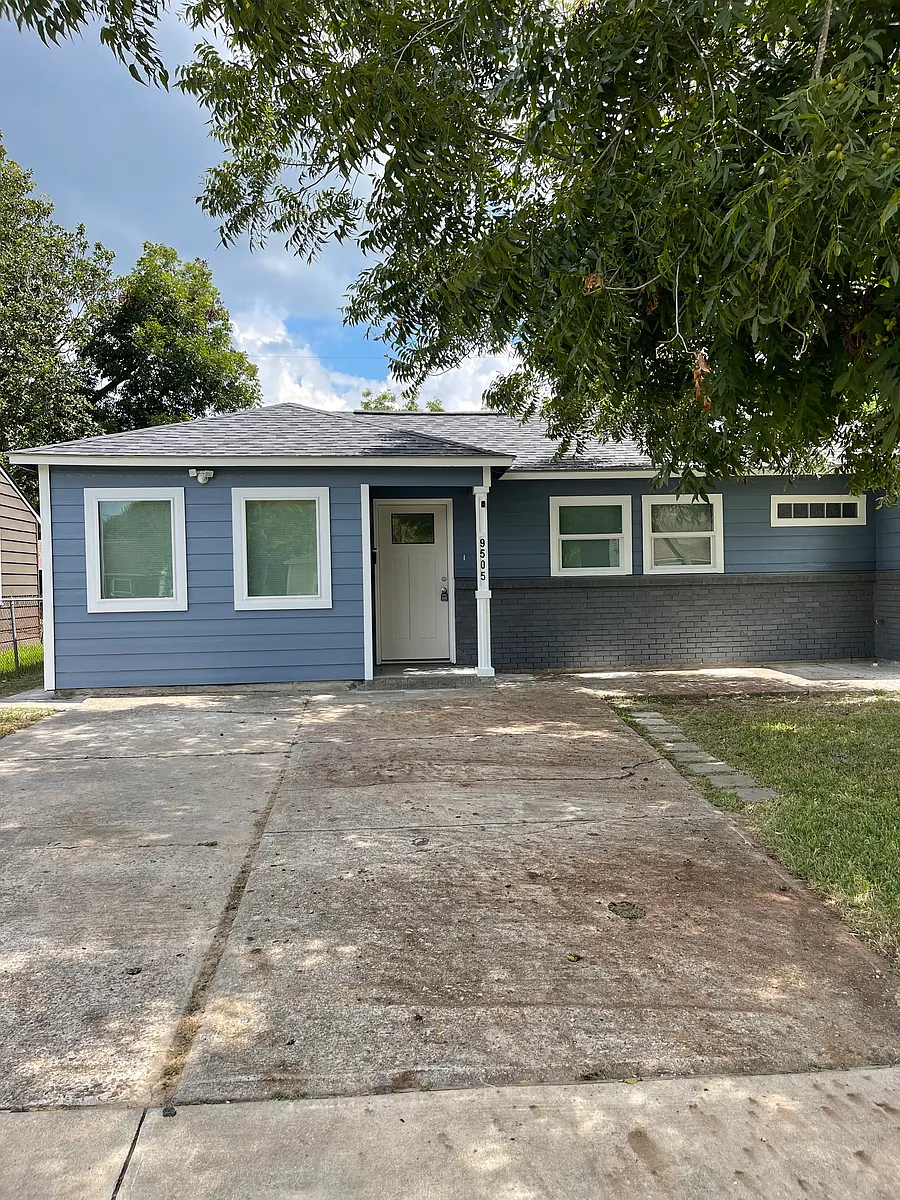 Building Photo - 9505 Sierra Dr