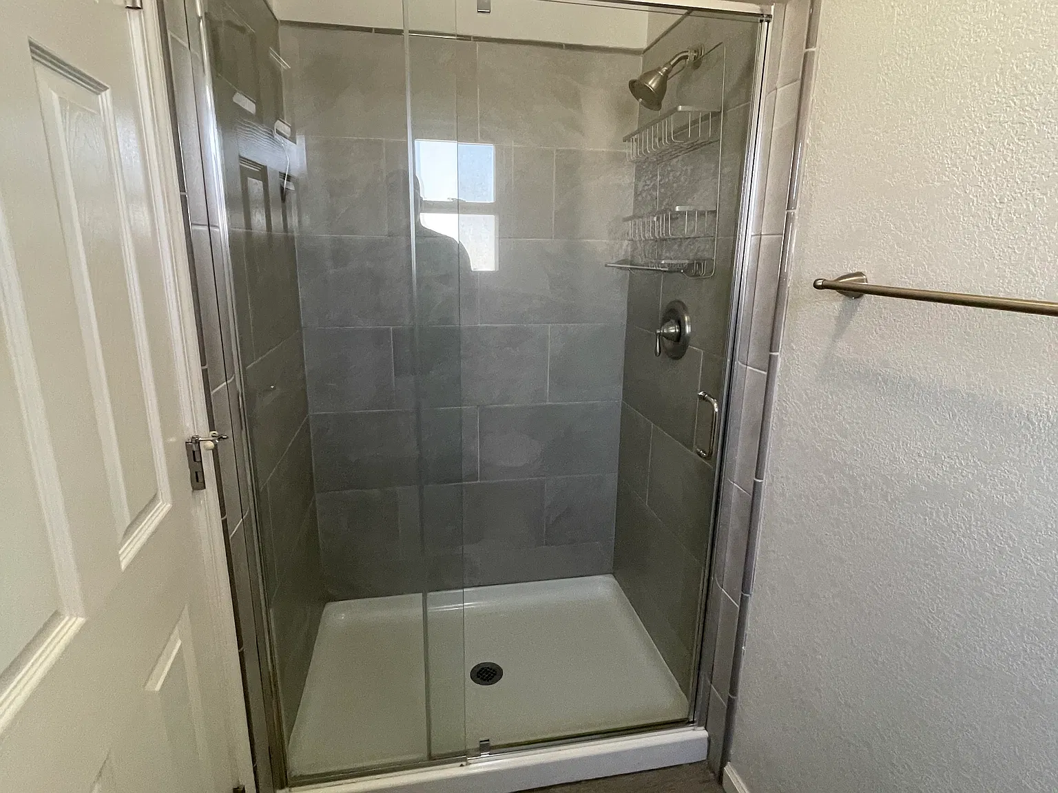 4 bed, 1989 sqft, $3,100 — Photo 3