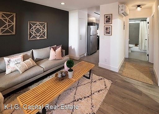 5th image of 14133 Calvert St #4