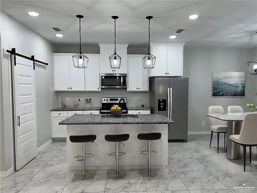 3 bed, 1900 sqft, $1,900 — Photo 4