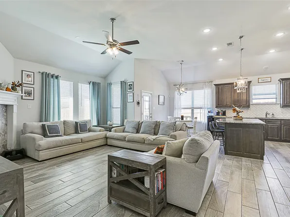 98 N Highland Dr, Sanger, TX 76266