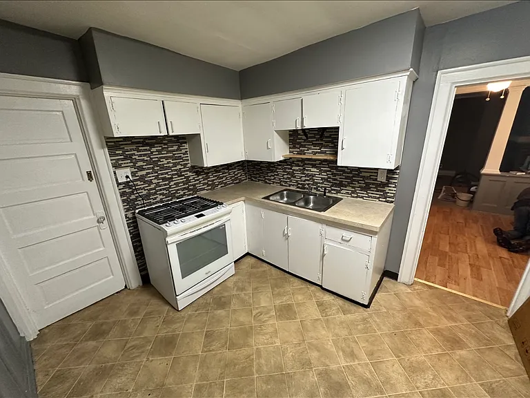 48 Custer St — Photo 4